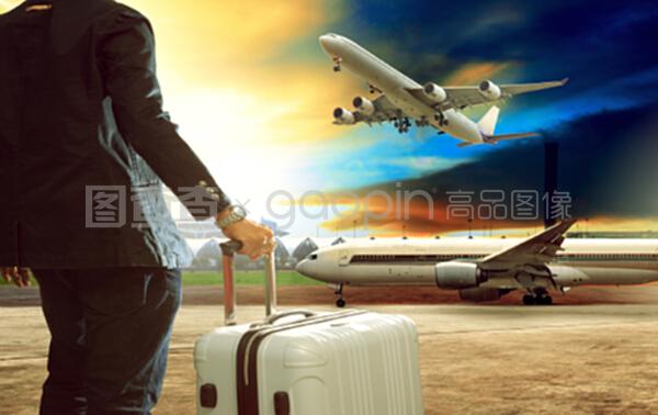 天际线下的启航 喷气式飞机与旅游业务的现代交响